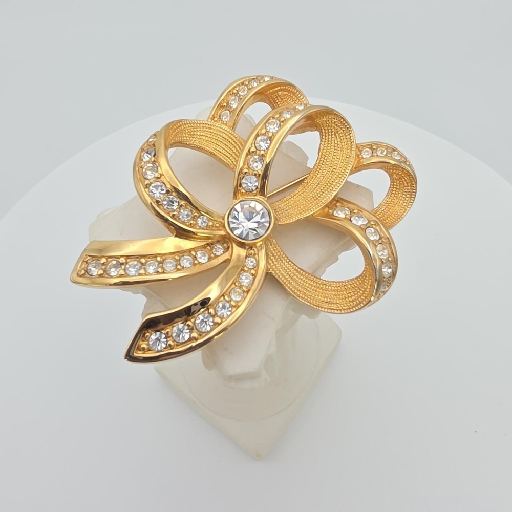 Vtg SWAROVSKI Signed Bow Ribbon Brooch Pin‎ Clear Crystal Accents Gold Plate 2"